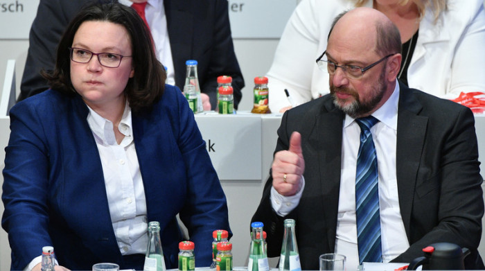 Der SPD-Parteivorsitzende Martin Schulz (r) und die SPD-Fraktionsvorsitzende im Bundestag, Andrea Nahles. Foto: epa/Sascha Steinbach