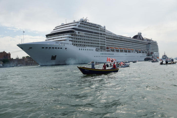 Große Schiffe kehren nach Venedig zurück und auch die Proteste. Foto: epa/Andrea Merola