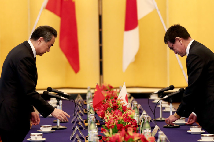 Japans Außenminister Taro Kono (r.) und sein chinesischer Amtskollege Wang Yi (l.). Foto: epa/Behrouz Mehri