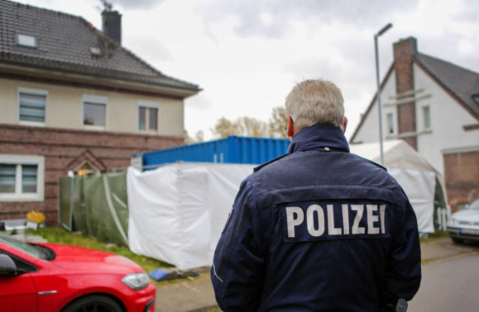 Ein Haus wird von der Polizei mit Unterstützung des THW durchsucht. Hier wurde ein Verdächtiger festgenommenen und seine Wohnung durchsucht. Foto: Dagmar Meyer-Roeger/Dmp Press/dpa