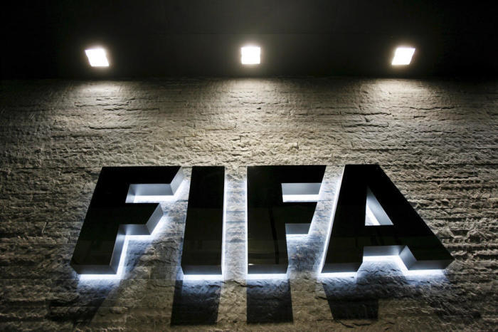 Sicht auf das FIFA-Logo am FIFA-Hauptsitz in Zürich. Foto: epa/Steffen Schmidt