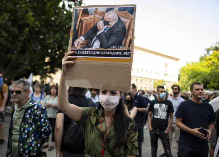 Eine Frau hält ein Bild des bulgarischen Ministerpräsidenten Bojko Borissow während eines regierungsfeindlichen Protests vor dem Ministerrat in Sofia hoch. Foto: epa/Vassil Donev