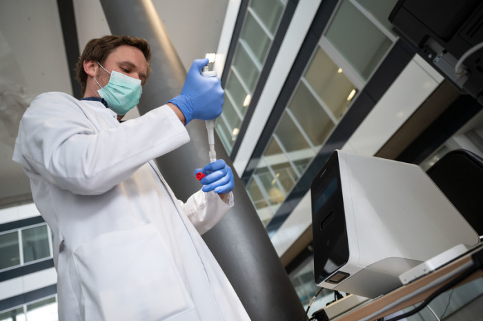 Ein Medizinisch-Technischer Assistent entnimmt im Robert-Bosch-Krankenhaus (RBK) eine Testflüssigkeit für einen Coronavirus-Schnelltest. Foto: Marijan Murat/Dpa