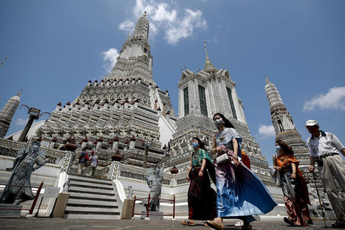 Chinesische Touristen im März 2020 im Bangkoker Wat Arun. Foto: epa/Diego Azubel