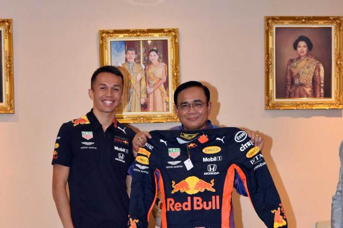 Thailands Premierminister Prayut Chan-o-cha (r.) posiert mit Formel-1-Rennfahrer Alexander Albon Ansusinha (l.) für ein gemeinsames Foto. Foto: Government House