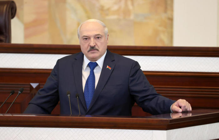 Weißrusslands Präsident Alexander Lukaschenko spricht zu Parlamentariern. Foto: epa/Maxim Gutschek