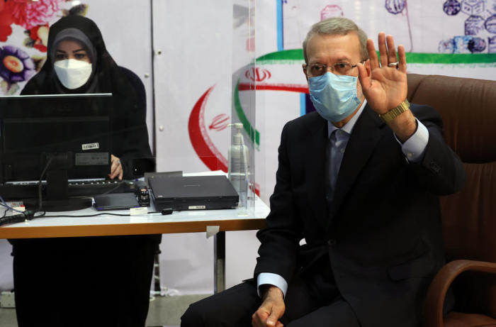 Der ehemalige iranische Parlamentssprecher Ali Laridschani lässt seine Kandidatur für das Amt des iranischen Präsidenten im Innenministerium in Teheran registrieren. Foto: epa/Abedin Taherkenareh