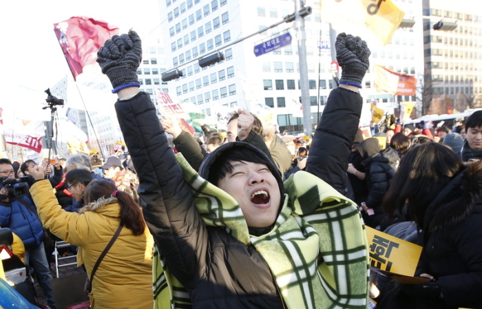 Trotz eines Amtsenthebungsverfahrens bleibt Park Geun Hye südkoreas Präsidentin, zumindest vorläufig. Das Verfahren kann sich aber noch Monate hinziehen. Bis dahin droht Südkorea ein Machtvakuum. Foto: epa/Jeon Heon-kyun