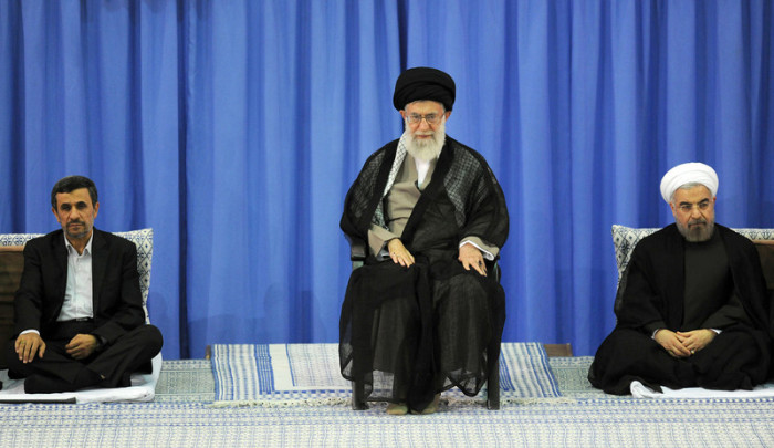 Ayatollah Ali Khamenei (M.), Ex-Präsident Mahmoud Ahmadinejad, und der neue iranische Präsident Hassan Rouhani. Foto: epa/Ho