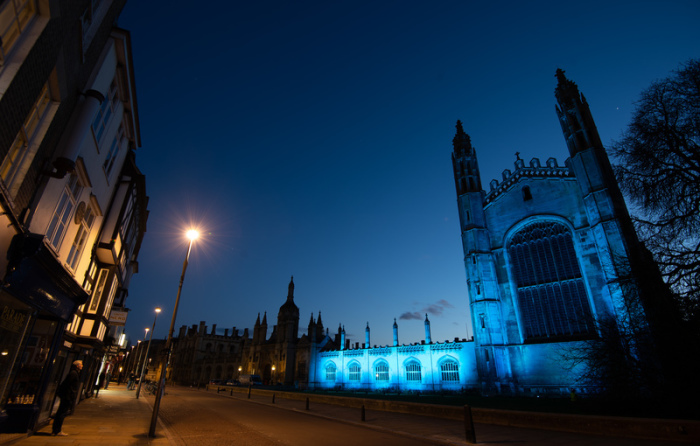 Das Kings College an der Universität Cambridge ist blau beleuchtet, während der landesweiten Initiative «Clap for Carers», mit der den Helfern der Corona-Krise gedankt werden soll. Foto: Joe Giddens/Pa Wire/dpa