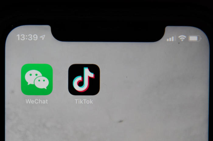 Ein gestelltes Foto zeigt die Ikonen der chinesischen Internet-Medienapplikationen WeChat (L) und TikTok (R), die auf einem Telefon in Peking angezeigt werden. Foto: epa/Roman Pilipey