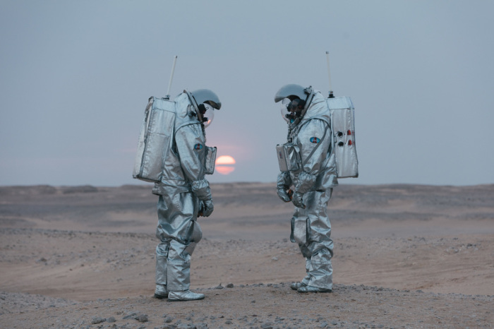 Analog Astronauten Joao Lousada (l) und Stefan Dobrovolny stehen in der Wüste im Oman vor dem Sonnenuntergang. Foto: Florian Voggeneder/Öwf/dpa