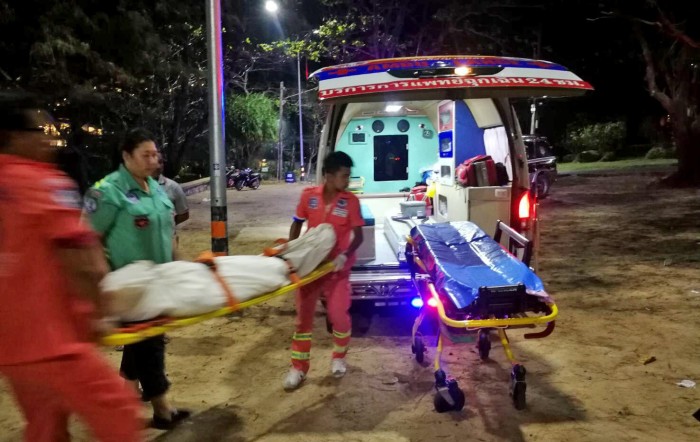 Rettungskräfte verladen die Leiche der Frau in den Krankenwagen. Foto: The Thaiger