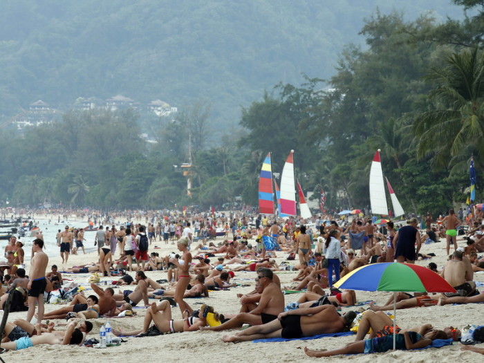 Touristen am Patong Beach auf Phuket. Foto: epa/Narong Sangnak