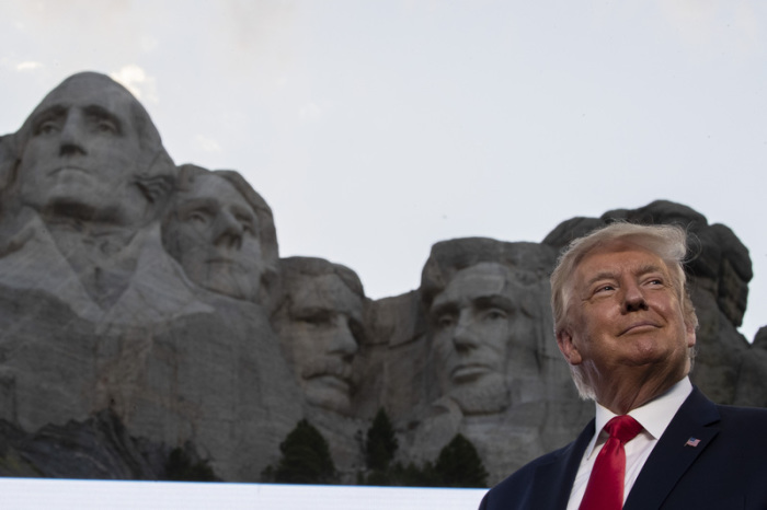 Donald Trump, Präsident der USA, lächelt am Denkmal Mount Rushmore. Anlässlich des Unabhängigkeitstages («Independence Day») am 04.07.2020 war US-Präsident Trump bei einem Feuerwerk am Denkmal im US-Bundesstaat South ... Foto: Alex Brandon/Ap/dpa