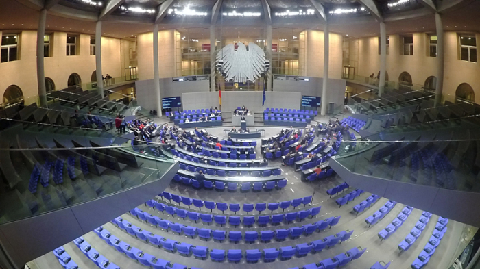 Zahlreiche Plätze sind während einer Nachtsitzung des Bundestages nicht besetzt. Foto: Paul Zinken/Dpa