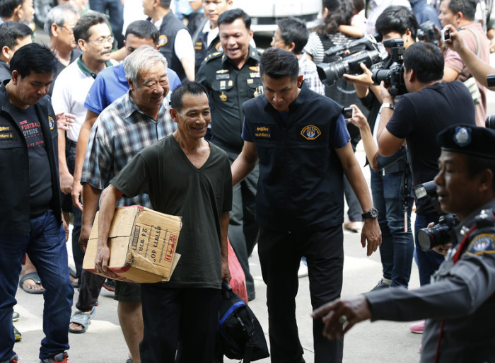 Am Freitag wurden 15 Regierungskritiker festgenommen und verhört. Foto: epa/Narong Sangnak