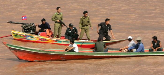 Thailändische und laotische Drogenbekämpfer auf einer gemeinsamen Patrouille auf dem Mekong. Foto: epa/Barbara Walton