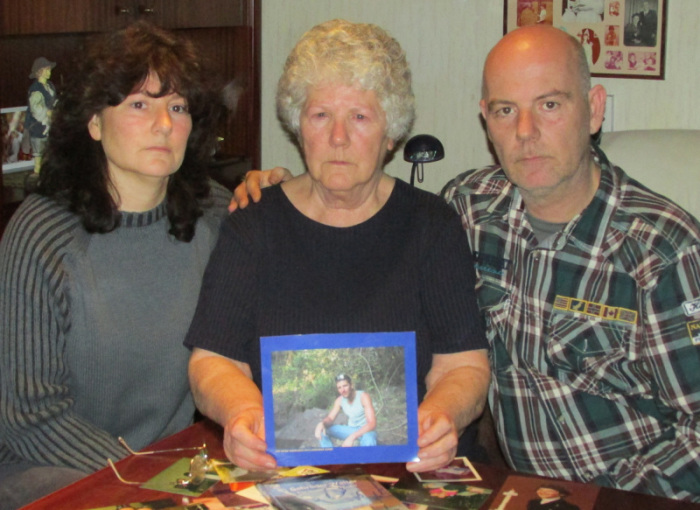 Mutter Helga und die Geschwister Jochen und Verena mit dem Bild des getöteten Andreas W. Silvester wollte er mit seiner Mama den 77. Geburtstag in Babenhausen feiern. (Foto: privat)