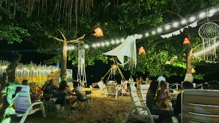Feucht-fröhlich soll es in einem Beach Club in Nakluas Soi 16 im Lockdown-Monat Juli zugegangen sein. Die Polizei nahm dies zum Anlass, eine Razzia in dem bekannten Strandrestaurant durchzuführen. Foto: Jahner
