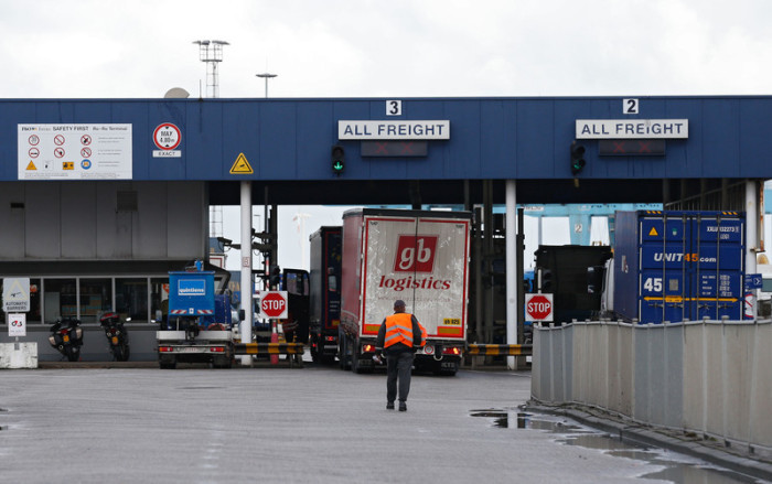 Fracht-LKW passieren im Hafen von Zeebrügge einen Kontrollpunkt nach Großbritannien. Foto: epa/Laurent Dubrule