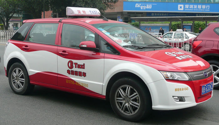 Ein E-Taxi von BYD im chinesischen Shenzhen. Foto: Wikimedia/Brücke-osteuropa