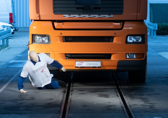 Ein Puppe wird bei einem Versuch der Unfallforschung der Versicherer von einem LKW angefahren. Foto: Bernd Thissen/Dpa 