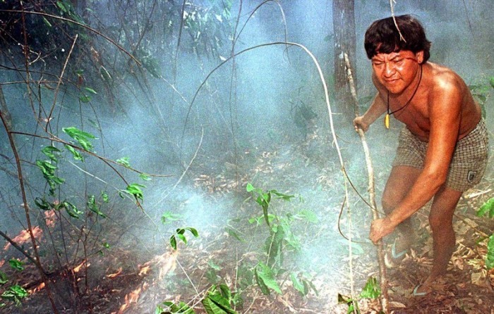 Der brasilianische Indianerhäuptling und UN Global Prize-Träger Davi Yanomami kämpft gegen ein Feuer im Demini-Indianergebiet in Roraima. Foto: epa/Jose_paulo_lacerda