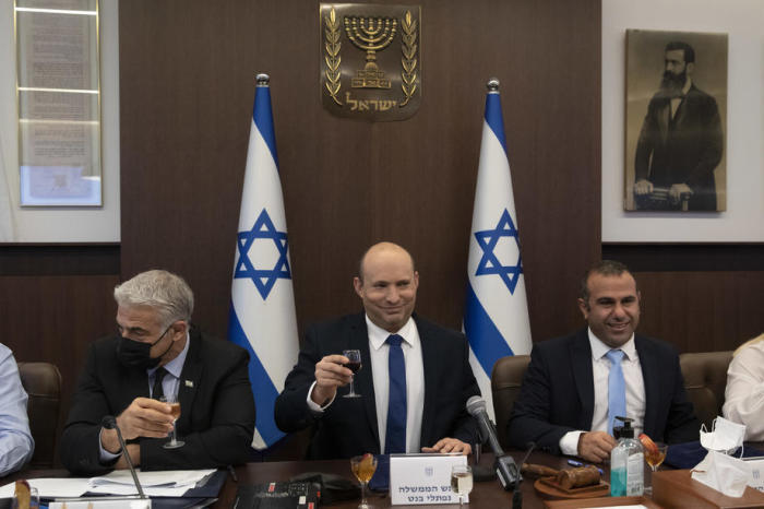 Israelischer Premierminister Naftali Bennett (C) in Jerusalem. Foto: epa/Sebastian Scheiner