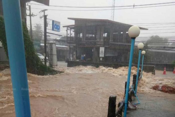 Zweitägige Regenfälle haben viele Straßen auf Koh Chang unpassierbar gemacht. Foto: Provincial Electricity Authority Of Trat Province