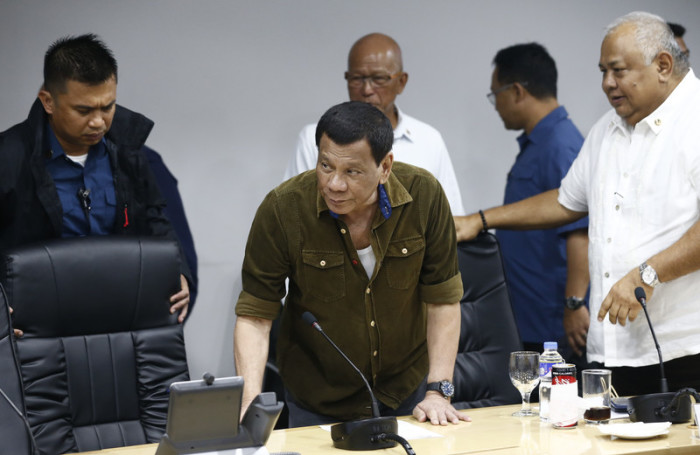 Philippinischer Präsident Rodrigo Duterte (M.). Foto: epa/Rolex Dela Pena