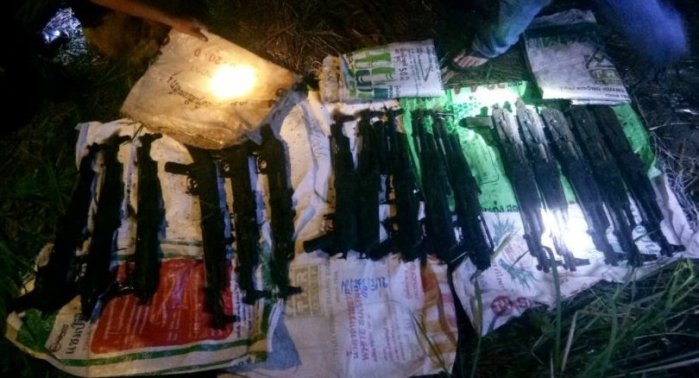 Das Bild zeigt einige der schweren Waffen, die letzte Woche in einem Bewässerungskanal in Sisaket gefunden worden. Dass sie von militanten politischen Gruppierungen stammen, konnte bisher nicht bestätigt werden. Foto: The Nation