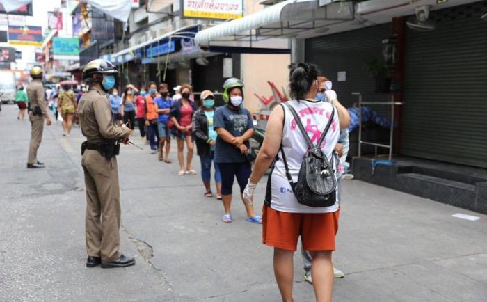 Die Regierung von Chonburi gibt eine neue Verordnung bezüglich Essensabgabe an arme Leute heraus: Die Polizei MUSS im Voraus informiert werden. Foto: The Pattaya News