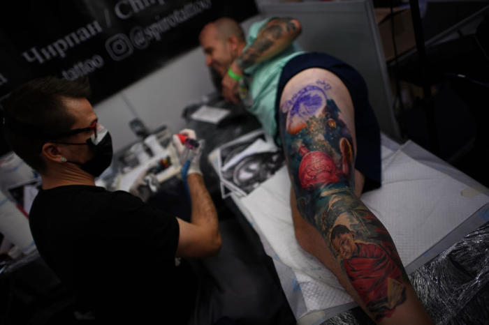 Ein Mann lässt sich am zweiten Tag der Bulgaria Tattoo Expo VI in Sofia ein Tattoo stechen. Foto: epa/Vassil Donev