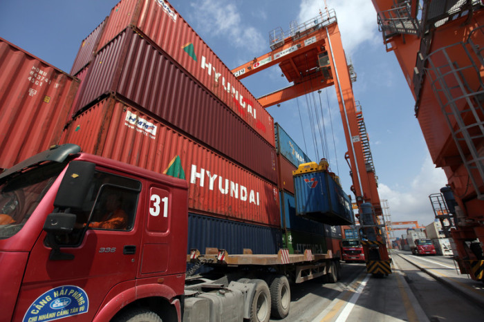 Frachtschiffe entladen ihre Container am Containerterminal im Hafen von Hai Phong in Hai Phong auf Lastwagen. Foto: epa/Minh Hoang