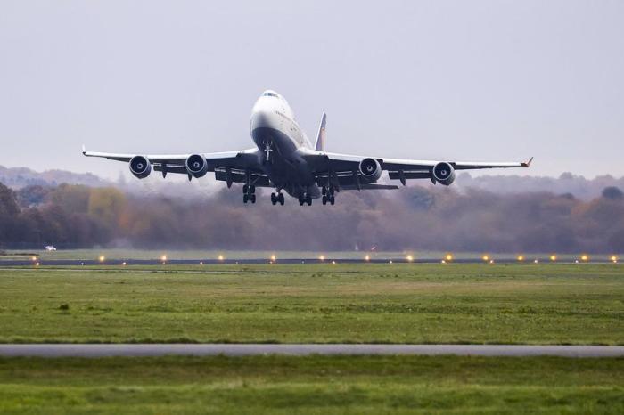 Die Boeing 747 startet auf dem Flughafen Twente in Enschede. Foto: epa/Vincent Jannink