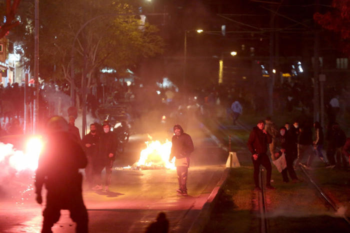 Demonstranten haben Feuer angezündet, während Zusammenstöße, die zu einem Protest gegen die Brutalität der Polizei ausbrach, in Nea Smyrni, südlichen Vorort von Athen. Foto: epa/Orestis Panagiotou