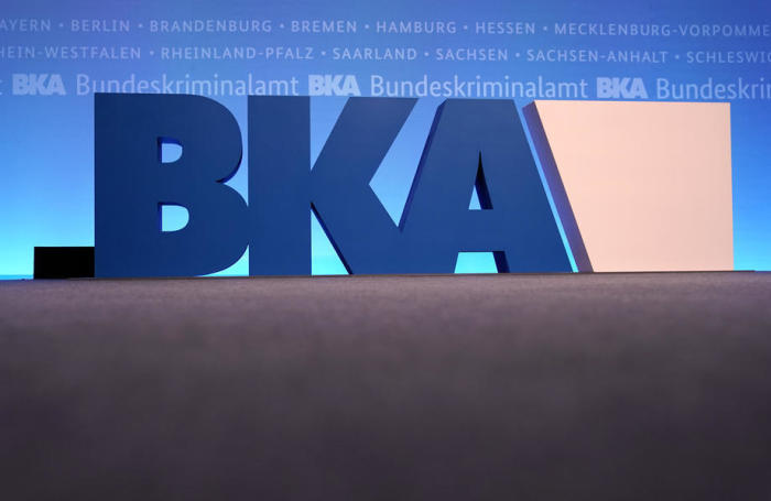 Logo des Bundeskriminalamtes (BKA) bei der Herbsttagung des Bundeskriminalamtes in Wiesbaden. Foto: epa/Ronald Wittek