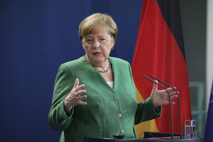 Die deutsche Bundeskanzlerin Angela Merkel spricht vor Gesprächen mit NATO-Generalsekretär Jens Stoltenberg im Kanzleramt in Berlin vor den Medien. Foto: epa/Omer Messinger