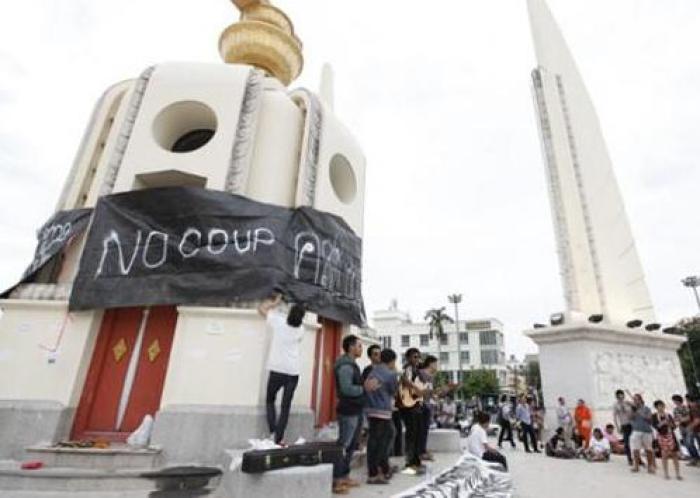 Friedensaktivisten am vergangenen Freitag beim Ausrollen ihres Protestbanners gegen den Militärcoup in Bangkoks Zentrum: Mit dem Feuer gespielt, die Öffentlichkeit erreicht, die Finger ‚verbrannt‘.