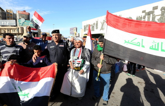 Iraker feiern auf dem Tahrir-Platz in Bagdad das Ende der dreijährigen Kämpfe und die Niederlage der Gruppe Islamischer Staat (IS). Foto: epa/Ali Abbas