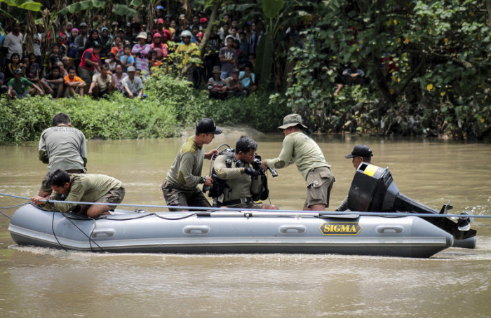 Indonesische Rettungskräfte suchen nach einem Bootsunfall in Sidoarjo, Ost-Java, nach vermissten Passagieren. Foto: epa/Stringer