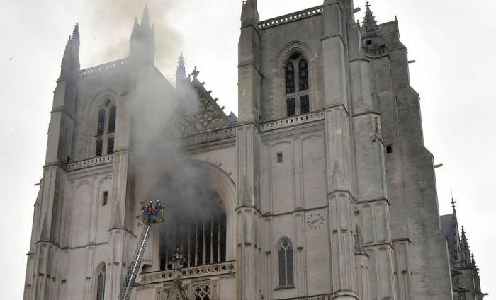 Die Feuerwehr arbeitet an der Löschung des Brandes in der Kathedrale St. Peter und St. Paul in Nantes. Foto: epa/Jerome Fouquet
