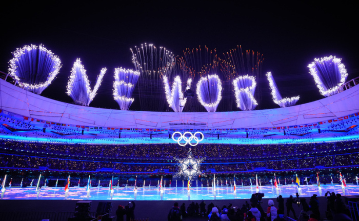Olympia, Abschlussfeier der Olympischen Winterspiele 2022, im Vogelnest-Nationalstadion, Ein Feuerwerk, das den Schriftzug 