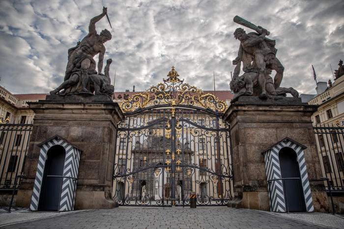 Ein Blick auf das geschlossene Tor zur Prager Burg am Morgen in Prag. Foto: epa/Martin Divisek