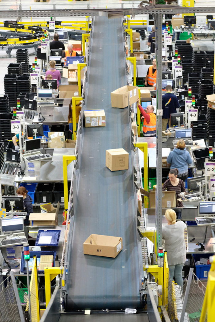 Blick in eine Halle des Online-Versandhandels Amazon. Foto: Sebastian Willnow/Zb/dpa