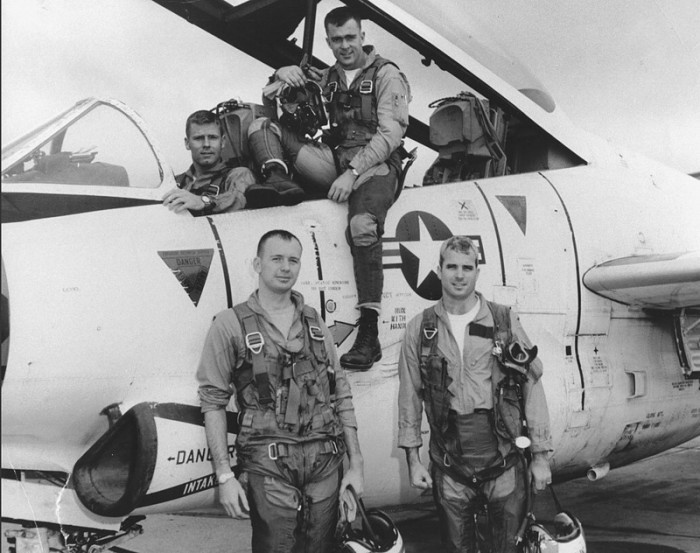 John S. McCain III (unten rechts) posiert mit seinem Navy Geschwader während des Flugtrainings im Jahr 1965. Foto: epa/Library Of Congress