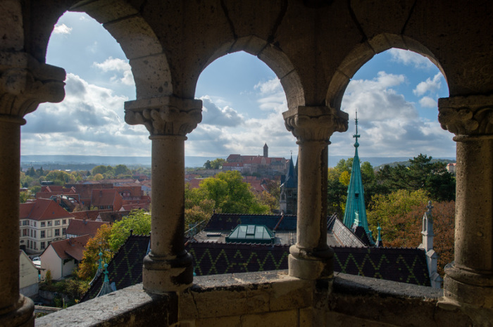 Wolken ziehen über das Schloss Quedlinburg, das durch das mittlere Fenster des Sternkieckerturms zu sehen ist. Foto: Klaus-Dietmar Gabbert/Zb/dpa