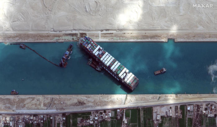 Blockierter Suez-Kanal, weil ein Containerschiff auf Grund läuft. Foto: epa/Maxar Technologies