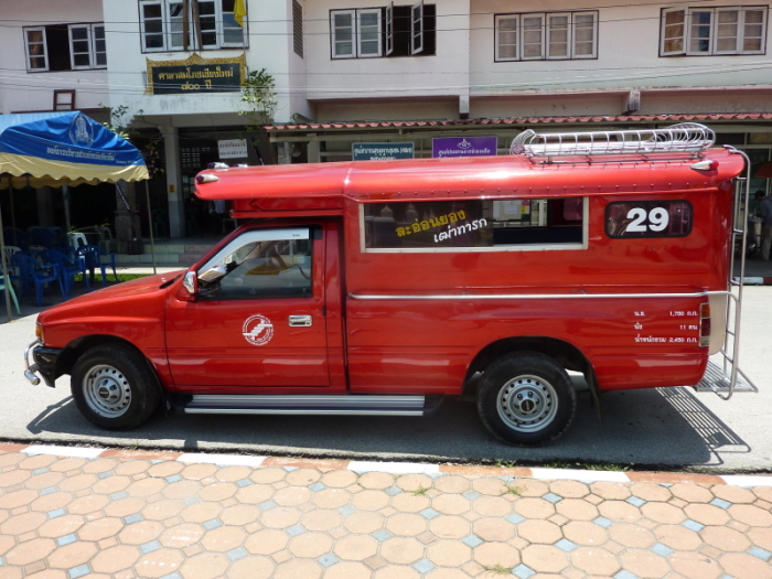 Durch Grab-Fahrer haben die roten Baht-Busse Chiang Mais neue Konkurrenz erhalten. Foto: Jahner